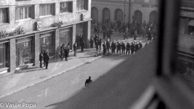 21 decembrie 1989. Scutierii intra in dispozitiv, dupa spargerea mitingului. Foto: Vasile Popa